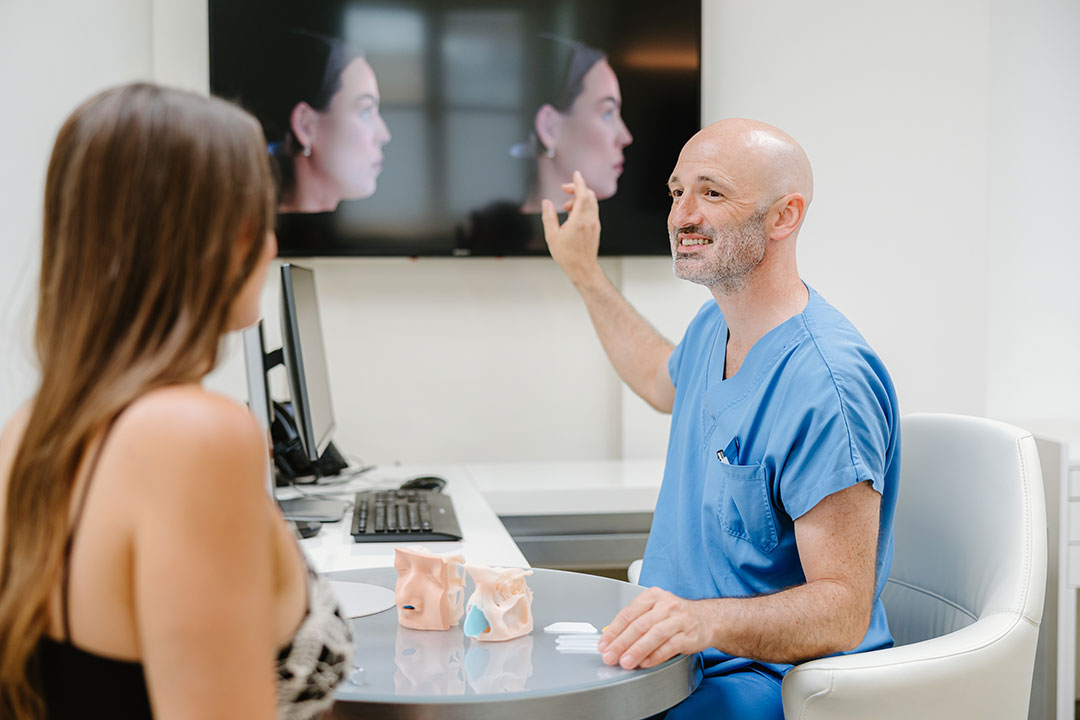 Dr. Christoph Grill bespricht die 3D-Simulation der Nase mit einer Patientin – Kuzbari Zentrum Wien