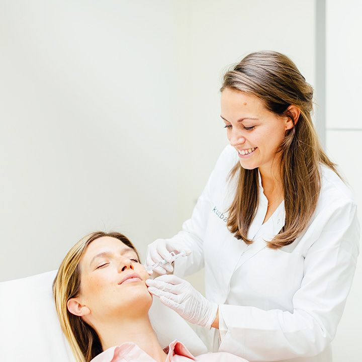 DDr. Jessica Wittmann performing a wrinkle treatment at the Kuzbari Centre
